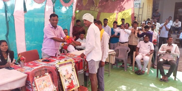 जि.प.माजी अध्यक्ष अजयभाऊ कंकडालवार यांनी कोरेपली येतील नागरिकांशी केली चर्चा, जाणून घेतल्या गावातील मूलभूत समस्या.