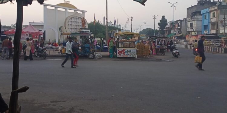 हिंगणघाट शहरातील डॉ. बाबासाहेब आंबेडकर चौक अतिक्रमणांचा विखाळ्यात, नगर पालिका झोपेत?