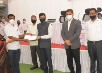 आत्महत्याग्रस्त शेतकऱ्यांच्या कुटुंबियांना समाजाच्या मुख्य प्रवाहात आणण्यासाठी उभारी’ नावाचा उपक्रम राबविणार.