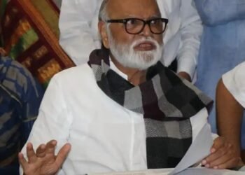 महाराष्ट्र कधी झुकला नाही झुकणारही नाही, महाराष्ट्र कमकुवत करण्याचा प्रयत्न केला जात आहे. मात्र महाराष्ट्र कमकुवत होणार नाही.