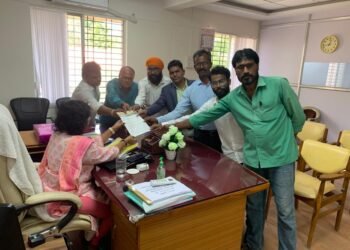 शेतकराच्या शेतात ताराचे कंपाऊड करीता अनुदान द्या डाॅ. उमेश वावरे यानची मागणी.