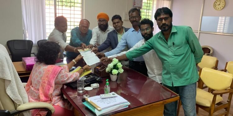 शेतकराच्या शेतात ताराचे कंपाऊड करीता अनुदान द्या डाॅ. उमेश वावरे यानची मागणी.