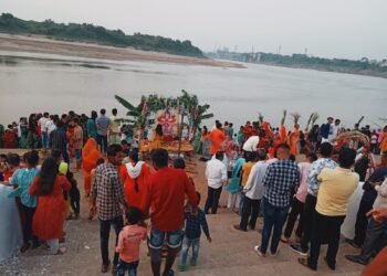 बल्लारपुर के छठ घाट पर सूर्य को अर्घ्य देकर छठ महापर्व उत्सहापूर्व मा में मनाया गया.