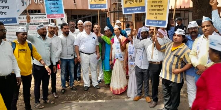 जिल्हा परिषद शाळा बंद करण्याच्या धोरणाला आपचा विरोध !