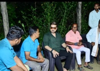 सुरजागड ट्रक अपघातात मृत अंजली सुभाष जयधर यांच्या घरी राजे अम्ब्रिशराव आत्राम यांनी दिली सांत्वना भेट..!!