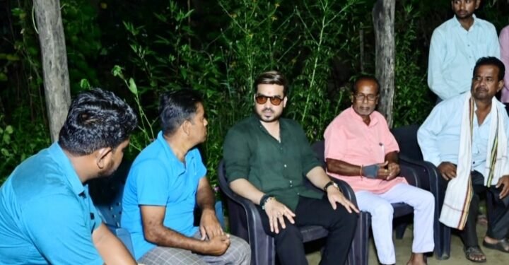 सुरजागड ट्रक अपघातात मृत अंजली सुभाष जयधर यांच्या घरी राजे अम्ब्रिशराव आत्राम यांनी दिली सांत्वना भेट..!!