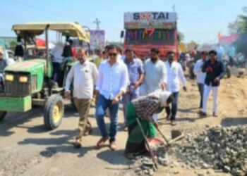 बीड: राष्ट्रवादी भवन ते सोमेश्वर मंदीर रस्ता कामास प्रत्यक्षात झाली सुरूवात.