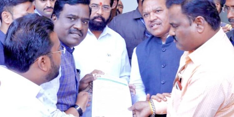 पिंपरी चिंचवड येथे त्यागमुर्ती माता रमाई भीमराव आंबेडकर स्मारका साठी जागा उपलब्ध करून देण्यासाठी मुख्यमंत्री याना निवेदन.