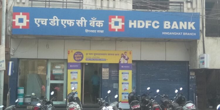 वर्धा: अतिवृष्टीतील नुकसानग्रस्तासाठी निधी आला तरी प्रशासन आणि बैंकेने केले शेतकऱ्यांची दिवाळीचे केले वाटोळे.