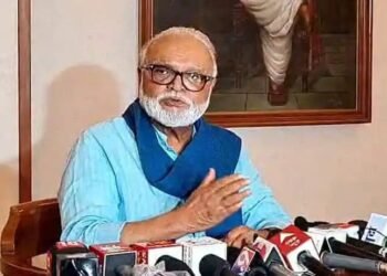 नाशिक-मुंबई महामार्ग आठ दिवसांत खड्डेमुक्त करण्याचे आश्वासन अधिकार्‍यांनी दिल्याने 6 नोव्हेंबर पर्यंत तूर्तास टोलबंद आंदोलन स्थगित.