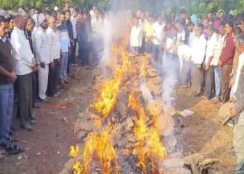 एकाच चितेवर रचली गेली 5 लोकांची चीता. बघता क्षणीच सर्वाचे मन हेलावले.