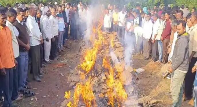 एकाच चितेवर रचली गेली 5 लोकांची चीता. बघता क्षणीच सर्वाचे मन हेलावले.