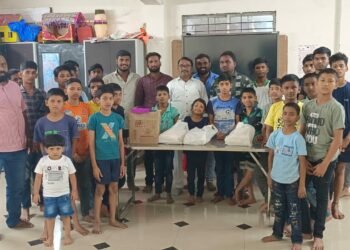 सामजिक कार्यकर्ते संभाजीनाईकनवरे यांचा केला अनाथ मुलांना दिवाळी फराळ वाटप करून  वाढदिवस साजरा केला..