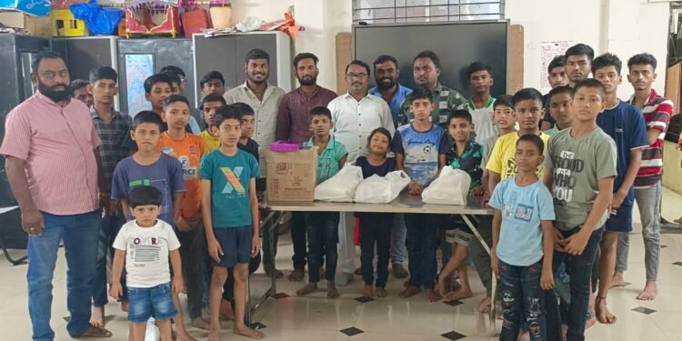 सामजिक कार्यकर्ते संभाजीनाईकनवरे यांचा केला अनाथ मुलांना दिवाळी फराळ वाटप करून  वाढदिवस साजरा केला..