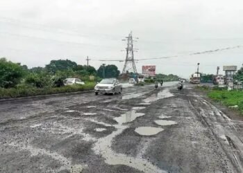 नाशिक-मुंबई महामार्गवर  खड्ड्यांचे साम्राज्य, टोल बंदसाठी उच्च न्यायालयात याचिका दाखल.