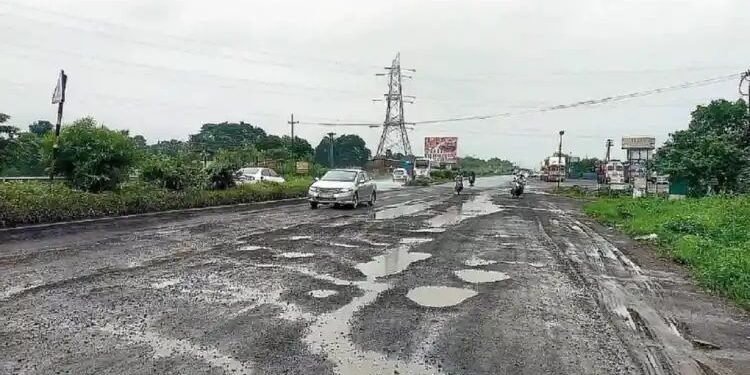 नाशिक-मुंबई महामार्गवर  खड्ड्यांचे साम्राज्य, टोल बंदसाठी उच्च न्यायालयात याचिका दाखल.