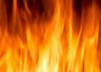 नाशिक: एका क्षणात संपूर्ण घर झाल खाक, तरुणाने आपल्याच राहत्या घराला लावली आग.