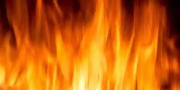 नाशिक: एका क्षणात संपूर्ण घर झाल खाक, तरुणाने आपल्याच राहत्या घराला लावली आग.