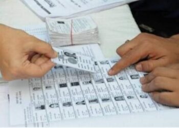 मतदार याद्यातील चुका दुरस्ती व्हाव्या म्हणून मतदार ओळखपत्राला आधारकार्ड संलग्न करुन घेण्याचे आवाहन.