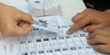 मतदार याद्यातील चुका दुरस्ती व्हाव्या म्हणून मतदार ओळखपत्राला आधारकार्ड संलग्न करुन घेण्याचे आवाहन.