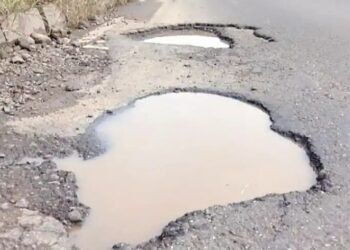 संगमनेर शहरातील नाशिक-पुणे राष्ट्रीय महामार्गावर खड्डयांचे साम्राज्य, टोल प्लाझा कंपनी टोल लुटण्यात व्यस्त.