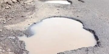 संगमनेर शहरातील नाशिक-पुणे राष्ट्रीय महामार्गावर खड्डयांचे साम्राज्य, टोल प्लाझा कंपनी टोल लुटण्यात व्यस्त.