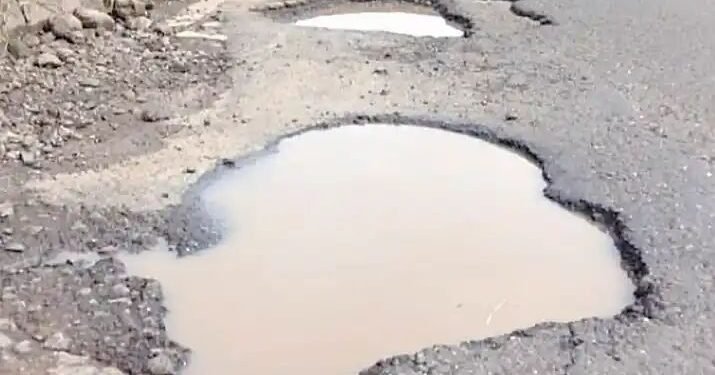 संगमनेर शहरातील नाशिक-पुणे राष्ट्रीय महामार्गावर खड्डयांचे साम्राज्य, टोल प्लाझा कंपनी टोल लुटण्यात व्यस्त.