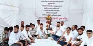 संगमनेर: पुणे-नाशिक राष्ट्रीय महामार्गावर खड्डयाचे साम्राज, राष्ट्रवादी काँग्रेसच्या वतीने आमरण उपोषण.