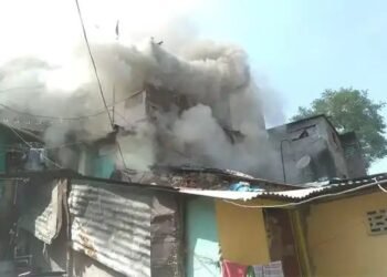 नाशिक शहरातील एका घराला भीषण आग, संसार उपयोगी साहित्य जाळून खाक, लाखोचे नुकसान.