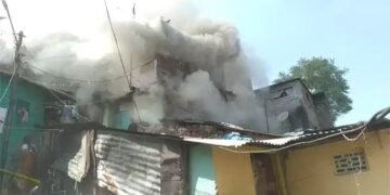 नाशिक शहरातील एका घराला भीषण आग, संसार उपयोगी साहित्य जाळून खाक, लाखोचे नुकसान.