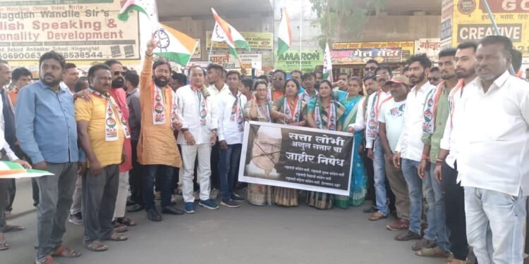 खा. सुप्रिया सुळे यांच्यावर अपशब्द वापरणाऱ्या मंत्री अब्दुल सत्तार यांची मंत्रि मंडळातून हकालपट्टी करा; हिंगणघाट येथे राष्ट्रवादीचे तर्फे “जोडे मारो आंदोलन”