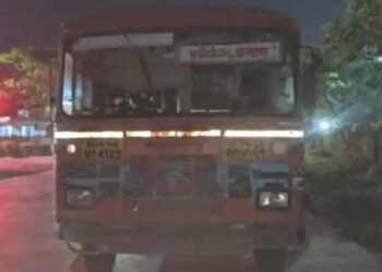 एक चाक नसतानाही तीन चाकावर धावली एसटी बस, ३५ पेक्षा जास्त प्रवाशांना घेऊन लोकांचा जीव धोक्यात.