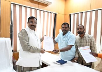 गोंडपिपरीतील विद्यूत उपकेंद्र कार्यालय भंगाराम तळोधीत स्थलांतरित करावे; सूधीर मुनगंटीवार यांना भाजपा कार्यकर्त्यांचे निवेदन.