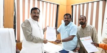 गोंडपिपरीतील विद्यूत उपकेंद्र कार्यालय भंगाराम तळोधीत स्थलांतरित करावे; सूधीर मुनगंटीवार यांना भाजपा कार्यकर्त्यांचे निवेदन.