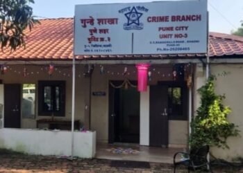 गुन्हे शाखा यूनिट ३ची कामगिरी  पुण्यात भारी.यवत येथे पोलिसांवर फायरिंग करणाऱ्या आरोपी लकीसिंग टाक याला केले जेरबंद..