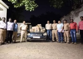 वर्धा जिल्हा पोलीसांची दारुबंदी कायद्याने अवैध दारू आनणाऱ्यावर कारवाई, वाहनसह दारू जप्त.