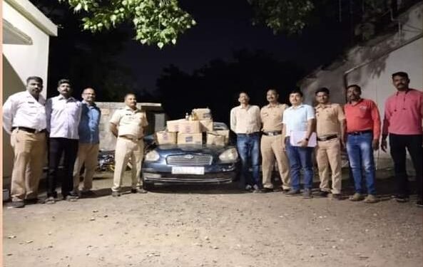 वर्धा जिल्हा पोलीसांची दारुबंदी कायद्याने अवैध दारू आनणाऱ्यावर कारवाई, वाहनसह दारू जप्त.