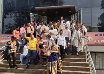 सत्तेत येताच यांना पडला वेगळ्या विदर्भाच्या आश्वासनांचा विसर; केंद्रीय मंत्री नितीन गडकरींच्या कार्यालयावर विदर्भवाद्याचे आंदोलन.