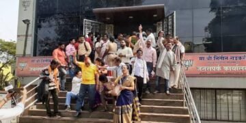 सत्तेत येताच यांना पडला वेगळ्या विदर्भाच्या आश्वासनांचा विसर; केंद्रीय मंत्री नितीन गडकरींच्या कार्यालयावर विदर्भवाद्याचे आंदोलन.