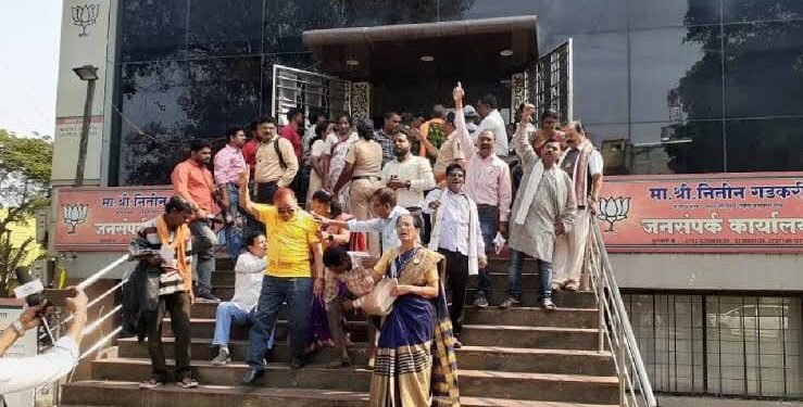 सत्तेत येताच यांना पडला वेगळ्या विदर्भाच्या आश्वासनांचा विसर; केंद्रीय मंत्री नितीन गडकरींच्या कार्यालयावर विदर्भवाद्याचे आंदोलन.