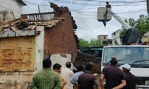 धोकादायक इमारतीवर चंद्रपूर महानगर पालिकेची कारवाई, सात इमारती केल्या जमीनदोस्त.