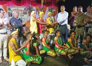 गडचिरोली पोलीस दल व उप पोलीस स्टेशन पेरमिलीचा अभिनव उपक्रम, खाकीच्या मदतीने अतिदुर्गम भागातील युवक युवतीच्या पारंपरिक रेलानृत्य कौशल्याला प्रोत्साहन.