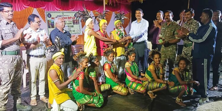 गडचिरोली पोलीस दल व उप पोलीस स्टेशन पेरमिलीचा अभिनव उपक्रम, खाकीच्या मदतीने अतिदुर्गम भागातील युवक युवतीच्या पारंपरिक रेलानृत्य कौशल्याला प्रोत्साहन.