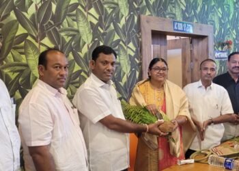 आदिवासी भागात शिक्षणासाठी कार्य करणाऱ्या गटशिक्षणा धिकारी निर्मला वैद्य यांना निरोप व सत्कार समारंभ आयोजित.