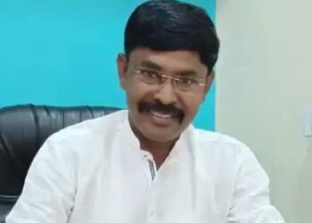 राहुरी येथील एमआयडीसी येथे अज्ञात व्यक्तीने गाडी आडवी लावुन पत्रकार यांना जीवे मारण्याची धमकी.