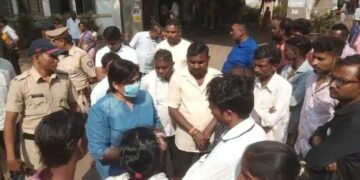 पोलिसांच्या जाचाला कंटाळून एका इसमाने घेतले विष नातेवाईकांचा पोलिसांवर गंभीर आरोप.