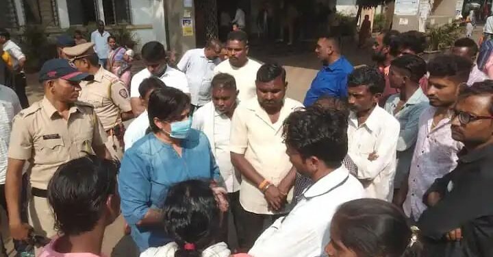 पोलिसांच्या जाचाला कंटाळून एका इसमाने घेतले विष नातेवाईकांचा पोलिसांवर गंभीर आरोप.