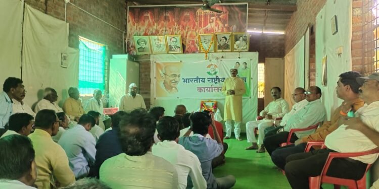 हिंगणघाट काँग्रेस कमिटी तर्फे भारताचे पहिले पंतप्रधान, आधुनिक भारताचे प्रणेते पं. जवाहरलाल नेहरू यांच्या जयंती निमित्त अभिवादन.