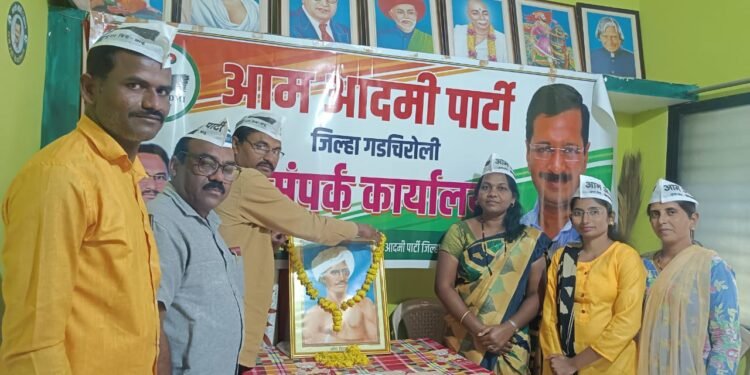 गडचिरोली: आम आदमी पार्टी तर्फे कार्यालयात बिरसा मुंडा जयंती साजरी, जिल्हा संयोजक बाळकृष्ण सावसाकडे यांच्या हस्ते माल्याअर्पण