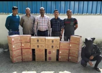 हिंगणघाट तालुक्यात कडाजना येताल अवैध दारू तस्करावर पोलिसांची कारवाई, दारूसह आरोपी ताब्यात.